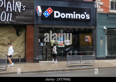 Toronto, ON, Kanada – 1. August 2024: Domino's Pizza Storefront mit blauem Franchise-Schild. Stockfoto