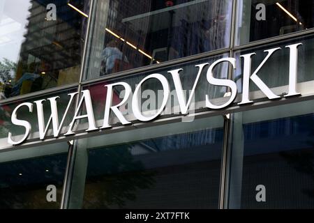 Toronto, ON, Kanada – 11. August 2024: Blick auf das Schild des Unternehmens Swarovsky im Einkaufszentrum. Stockfoto