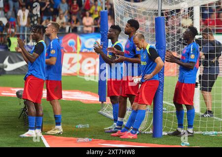 Bukarest, Rumänien. 13. August 2024: FCSB-Spieler begrüßen die Fans am Ende der UEFA Champions League, dem dritten Qualifikationsrunde des 2. Leg-Fußballspiels zwischen FCSB und AC Sparta Praha, im Steaua-Stadion in Bukarest. Quelle: Lucian Alecu/Alamy Live News Stockfoto