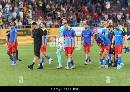 Bukarest, Rumänien. 13. August 2024: FCSB-Spieler begrüßen die Fans am Ende der UEFA Champions League, dem dritten Qualifikationsrunde des 2. Leg-Fußballspiels zwischen FCSB und AC Sparta Praha, im Steaua-Stadion in Bukarest. Quelle: Lucian Alecu/Alamy Live News Stockfoto