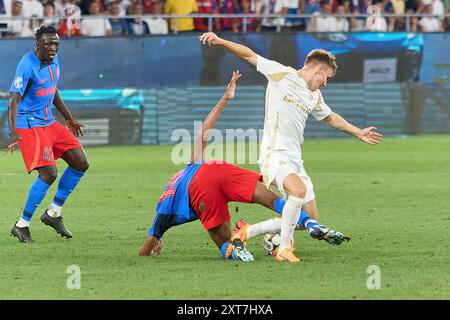 Bukarest, Rumänien. 13. August 2024: Krystof Danek (R) aus Sparta kämpft um den Ball während der UEFA Champions League, der dritten Qualifikationsrunde des 2. Leg-Fußballspiels zwischen FCSB und AC Sparta Praha, im Steaua-Stadion in Bukarest. Quelle: Lucian Alecu/Alamy Live News Stockfoto