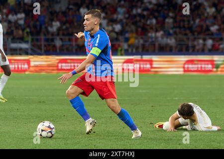 Bukarest, Rumänien. 13. August 2024: Darius Olaru von der FCSB greift den Ball an, der während der UEFA Champions League, der dritten Qualifikationsrunde des 2. Leg-Fußballspiels zwischen FCSB und AC Sparta Praha, im Steaua-Stadion in Bukarest getroffen wird. Quelle: Lucian Alecu/Alamy Live News Stockfoto