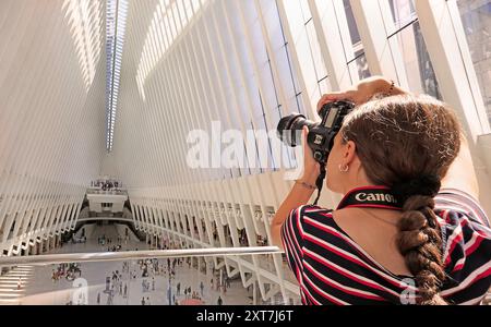 Teenager-Mädchen machen Fotos vom Innern der Westfield World Trade Center Shopping Mall Stockfoto