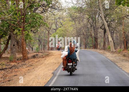 Motorrad ein beliebtes Transportmittel, fotografiert im Mai in Madhya Pradesh, Indien Stockfoto