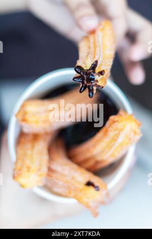 Churros wurden auf dem Molave Community Marketplace verkauft, einem Popup-Markt an der Molave Street in Cebu City, Philippinen Stockfoto