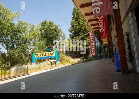 Redding, CA, USA. Juli 2024. Die Sundial Bridge in Turtle Bay ist eine weltberühmte Fußgängerbrücke und öffentliche Kunstinstallation, die den Sacramento River in Redding überquert und den Nord- und Südcampus des Turtle Bay Exploration Park verbindet. (Kreditbild: © Marty Bicek/ZUMA Press Wire) NUR REDAKTIONELLE VERWENDUNG! Nicht für kommerzielle ZWECKE! Stockfoto