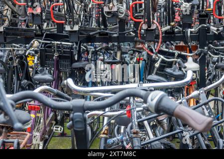 Niederlande. Doppeldeckerparkplatz in Amsterdam. Viele neue und alte Fahrräder Stockfoto