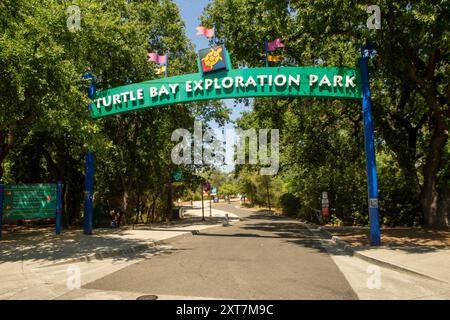 Redding, CA, USA. Juli 2024. Die Sundial Bridge in Turtle Bay ist eine weltberühmte Fußgängerbrücke und öffentliche Kunstinstallation, die den Sacramento River in Redding überquert und den Nord- und Südcampus des Turtle Bay Exploration Park verbindet. (Kreditbild: © Marty Bicek/ZUMA Press Wire) NUR REDAKTIONELLE VERWENDUNG! Nicht für kommerzielle ZWECKE! Stockfoto