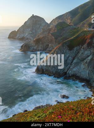 Die steilen Klippen der Devil's Slide Landzunge, San Mateo Coast, Kalifornien. Stockfoto