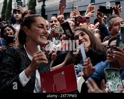 Mexiko-Stadt, Mexiko. August 2024. Im Zócalo des CDMX fand die Präsentation des Buches statt, das von der First Lady "Silent Feminism" von Dr. Beatriz Gutierrez Müller geschrieben wurde, begleitet von ihrem Ehemann, dem Präsidenten von Mexiko, Andres Manuel Lopez Obrador und der designierten Präsidentin Claudia Sheimbaum; die Öffentlichkeit bedankte sich dafür, das Land während dieser sechsjährigen Amtszeit mit Planen und Spruchbändern rund um die Plaza de la Constitución am 13. August 2024 in Mexiko-Stadt regiert zu haben. (Foto: Josue Pérez/SIPA USA) Credit: SIPA USA/Alamy Live News Stockfoto