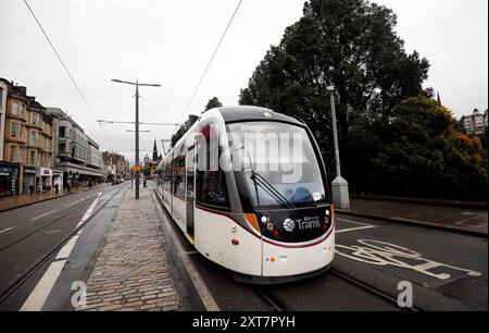 Aktenfoto vom 10/15 einer Straßenbahn auf der Princes Street in Edinburgh. Die Beschäftigten des Edinburgher Straßenbahnnetzes haben Streiks in einem Streit über fehlende Toilettenunterbrechungen unterstützt. Die gewerkschaft Unite sagte, dass verspätete Dienste dazu führen, dass Fahrer vor ihrer nächsten Abfahrt keine Pause einlegen können, was zu gesundheitlichen Problemen bei den Mitgliedern geführt hat. Unite sagte, dass 160 Mitarbeiter streiken könnten, nachdem eine Abstimmung von mehr als 90 % der Mitglieder unterstützt wurde. Ausgabedatum: Mittwoch, 14. August 2024. Stockfoto