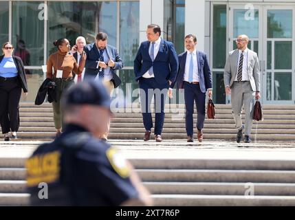 CENTRAL ISLIP, NEW YORK – 13. AUGUST: George Santos, ehemaliger Repräsentant aus New York, trifft am Bundesgericht ein. Santos bittet um eine teilweise anonyme Jury, während die Staatsanwaltschaft darauf dringt, einige seiner vergangenen Wahlkampagnen als Beweis zuzugeben, als der in Ungnade geratene New York Republikaner am 13. August 2024 in Central Islip, New York People: George Santos Credit: Storms Media Group/Alamy Live News Stockfoto
