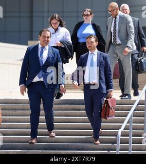 CENTRAL ISLIP, NEW YORK – 13. AUGUST: George Santos, ehemaliger Repräsentant aus New York, trifft am Bundesgericht ein. Santos bittet um eine teilweise anonyme Jury, während die Staatsanwaltschaft darauf dringt, einige seiner vergangenen Wahlkampagnen als Beweis zuzugeben, als der in Ungnade geratene New York Republikaner am 13. August 2024 in Central Islip, New York People: George Santos Credit: Storms Media Group/Alamy Live News Stockfoto