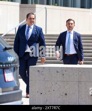 CENTRAL ISLIP, NEW YORK – 13. AUGUST: George Santos, ehemaliger Repräsentant aus New York, trifft am Bundesgericht ein. Santos bittet um eine teilweise anonyme Jury, während die Staatsanwaltschaft darauf dringt, einige seiner vergangenen Wahlkampagnen als Beweis zuzugeben, als der in Ungnade geratene New York Republikaner am 13. August 2024 in Central Islip, New York People: George Santos Credit: Storms Media Group/Alamy Live News Stockfoto