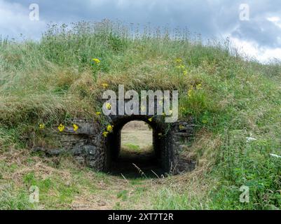 Im Norden der Champagne Ardennes liegen die alten Steinmauern der Festung Rocroi im Norden Frankreichs unter blauem Sommerhimmel Stockfoto