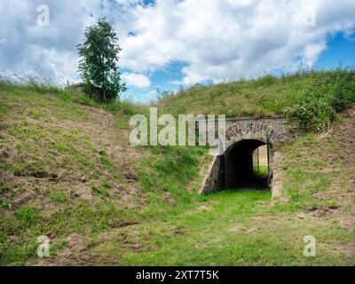 Im Norden der Champagne Ardennes liegen die alten Steinmauern der Festung Rocroi im Norden Frankreichs unter blauem Sommerhimmel Stockfoto