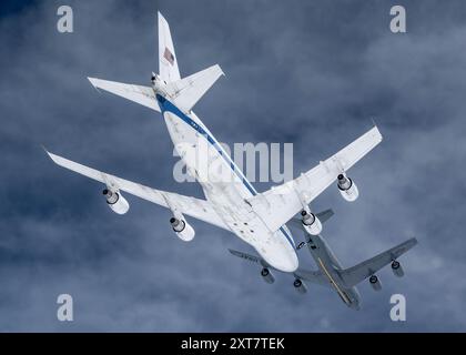 Eine 595th Command and Control Group E-4B erhält Treibstoff von einer 126th Air Betankungsgeschwader KC-135R Stratotanker über dem Mittleren Westen der USA Stockfoto