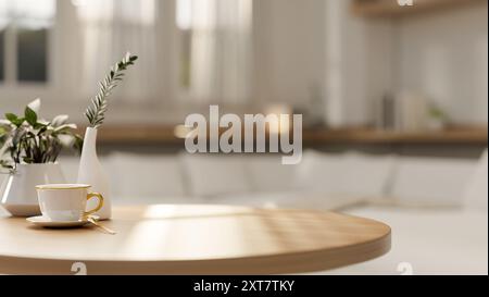 Ein Nahbild eines runden Holztisches in einem modernen Wohnzimmer verfügt über eine Kaffeetasse, Keramikvasen und einen Platz für Ausstellungsartikel auf dem T Stockfoto