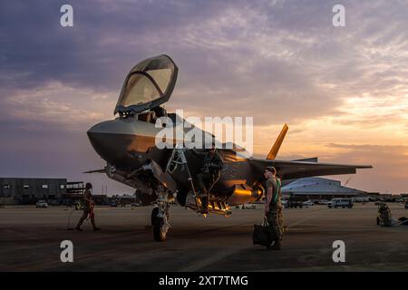 Kapitän Justin Fischer, ein Jagdpilot der Vermont Air National Guard, bereitet sich auf den Flug einer F-35A Lightning II während einer Übung auf der Tyndall Air Force Base vor. Stockfoto