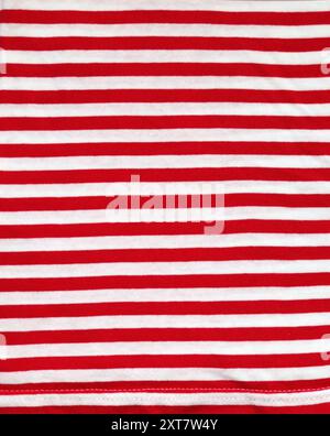 Gestreifte Textur in Rot-weiß-Optik. Hintergrund mit gestreiftem Nahtgewebe. Nadelstreifenmaterial in roter und weißer Farbe Stockfoto