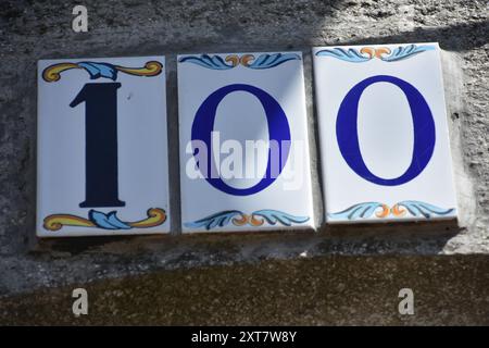 Le numéro 100 indiquant l'Adresse d'une maison en France Stockfoto