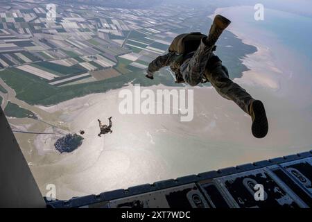 US Air Force Special Tactics Airmen, die der 57th Rescue Squadron zugewiesen sind, springen aus einem MC-130J Commando II über der Normandie, Frankreich, am 2. Juni 2024. Eigh Stockfoto