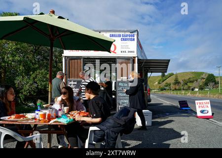 Kaikoura, Bezirk Kaikoura, Aotearoa/Neuseeland - 23. August 2020: Abendessen im Freien am Straßenrand Kaikoura Seafood Barbeque. Stockfoto