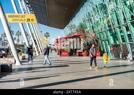 Tirana International Airport in Albanien. Das Äußere des internationalen Flughafens Tirana Nene Tereza. Touristen laufen in und aus dem Terminal Stockfoto