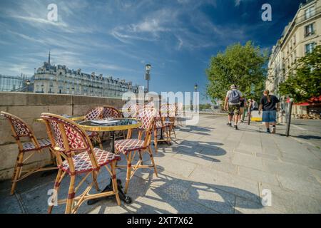 Paris, Frankreich - 10. August 2024 : Blick auf typische Stühle und Tische eines Pariser Café-Restaurants neben der seine in Paris Frankreich Stockfoto