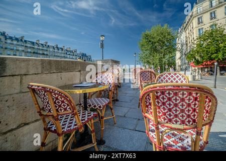 Paris, Frankreich - 10. August 2024 : Blick auf typische Stühle und Tische eines Pariser Café-Restaurants neben der seine in Paris Frankreich Stockfoto