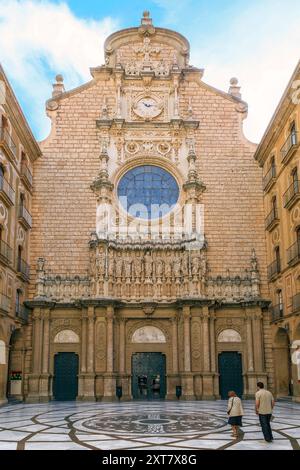 MONTSERRAT, SPANIEN - 15. MAI 2017: Dies ist das Atrium und die Fassade der Basilika des Klosters Montserrat. Stockfoto