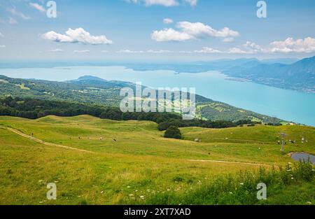 Wunderschöne Aussicht von den Bergen in der Nähe von Prada, Italien, am Südufer des Gardasees an einem Sommertag. Stockfoto