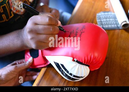 Boxer Michael Watson signierte am Samstag, den 10. August, Autogramme im Poplar's Festival Inn bei der letzten Woche im Free Jason Moore Event, wurde er berühmt für Kämpfe gegen Chris Eubank und Nigel Ben ... Stockfoto