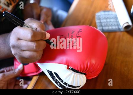 Boxer Michael Watson signierte am Samstag, den 10. August, Autogramme im Poplar's Festival Inn bei der letzten Woche im Free Jason Moore Event, wurde er berühmt für Kämpfe gegen Chris Eubank und Nigel Ben ... Stockfoto