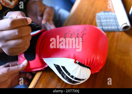 Boxer Michael Watson signierte am Samstag, den 10. August, Autogramme im Poplar's Festival Inn bei der letzten Woche im Free Jason Moore Event, wurde er berühmt für Kämpfe gegen Chris Eubank und Nigel Ben ... Stockfoto