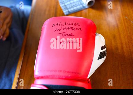 Boxer Michael Watson signierte am Samstag, den 10. August, Autogramme im Poplar's Festival Inn bei der letzten Woche im Free Jason Moore Event, wurde er berühmt für Kämpfe gegen Chris Eubank und Nigel Ben ... Stockfoto