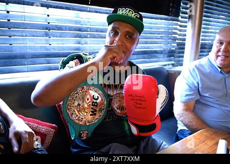 Boxer Michael Watson signierte am Samstag, den 10. August, Autogramme im Poplar's Festival Inn bei der letzten Woche im Free Jason Moore Event, wurde er berühmt für Kämpfe gegen Chris Eubank und Nigel Ben ... Stockfoto