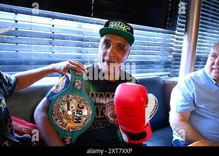 Boxer Michael Watson signierte am Samstag, den 10. August, Autogramme im Poplar's Festival Inn bei der letzten Woche im Free Jason Moore Event, wurde er berühmt für Kämpfe gegen Chris Eubank und Nigel Ben ... Stockfoto