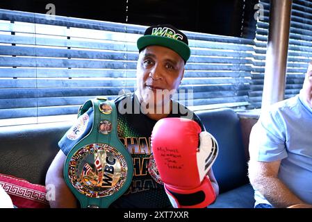 Boxer Michael Watson signierte am Samstag, den 10. August, Autogramme im Poplar's Festival Inn bei der letzten Woche im Free Jason Moore Event, wurde er berühmt für Kämpfe gegen Chris Eubank und Nigel Ben ... Stockfoto