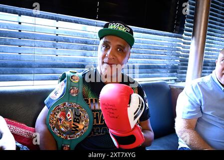 Boxer Michael Watson signierte am Samstag, den 10. August, Autogramme im Poplar's Festival Inn bei der letzten Woche im Free Jason Moore Event, wurde er berühmt für Kämpfe gegen Chris Eubank und Nigel Ben ... Stockfoto