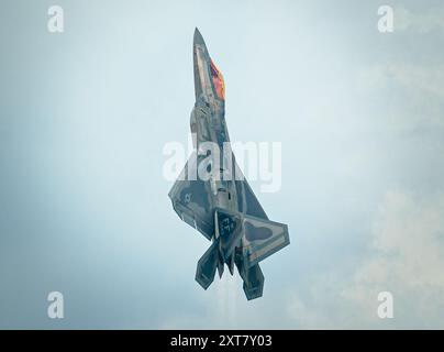 Captain Samuel „Razz“ Larson, Kommandant des F-22 Raptor Demonstration Teams, startet während eines Übungsflugs auf der Joint Base Langley-Eustis. Stockfoto