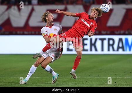 Enschede, Deutschland. August 2024. Fussball UEFA Champions League Qualifikation 3. Runde FC Twente - FC Salzburg am 13.08.2024 im Stadion de Grolsch Veste in Enschede Maurits Kjaergaard ( Salzburg ), links - SEM Steijn ( Enschede ), rechts Foto: Revierfoto Credit: ddp Media GmbH/Alamy Live News Stockfoto