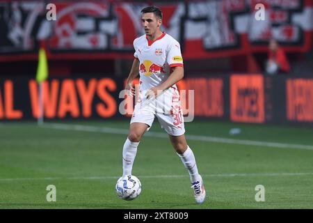 Enschede, Deutschland. August 2024. Fussball UEFA Champions League Qualifikation 3. Runde FC Twente - FC Salzburg am 13.08.2024 im Stadion de Grolsch Veste in Enschede Oscar Gloukh ( Salzburg ) Foto: Revierfoto Credit: ddp Media GmbH/Alamy Live News Stockfoto