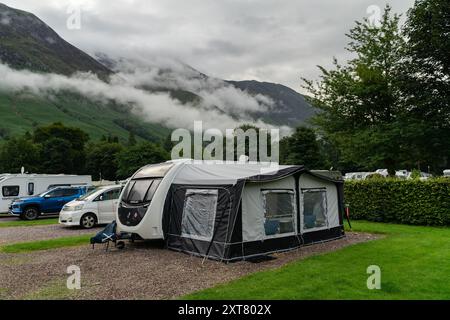 Caravans und Wohnmobile vor Ort in den schottischen Highlands Stockfoto