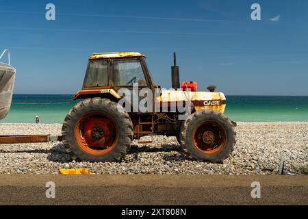 Oldtimer-Bootsschlepper am Strand in Cromer, Norfolk, Großbritannien Stockfoto