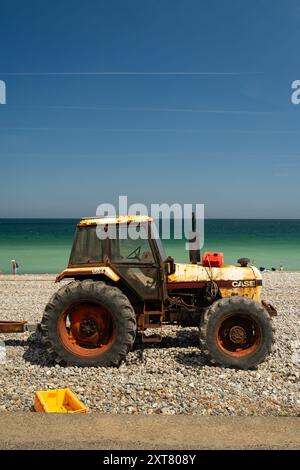 Oldtimer-Bootsschlepper am Strand in Cromer, Norfolk, Großbritannien Stockfoto