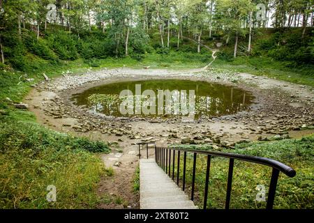 Kaali-Meteoritenkrater auf der Insel Saaremaa im Jahr 2024. Im Sommer rund um den See, umgeben von Bäumen. Estland. Stockfoto