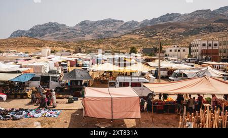 Larbaa Beni Hassen, Marokko: Großer marokkanischer Souk (Markt) mit Rif-Bergen im Hintergrund. Kleines Dorf an der Straße von Tétouan nach Chefchaouen. Stockfoto