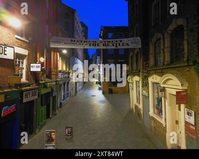 Erhöhtes Bild mit Blick auf die Mathew Street im Cavern Quarter, Heimat des berühmten Cavern Club und zahlreicher Beatles-Themenbars Liverpool UK. Stockfoto