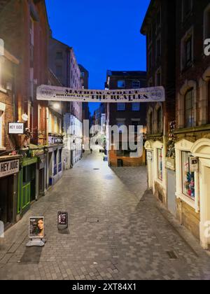 Erhöhtes Bild mit Blick auf die Mathew Street im Cavern Quarter, Heimat des berühmten Cavern Club und zahlreicher Beatles-Themenbars Liverpool UK. Stockfoto